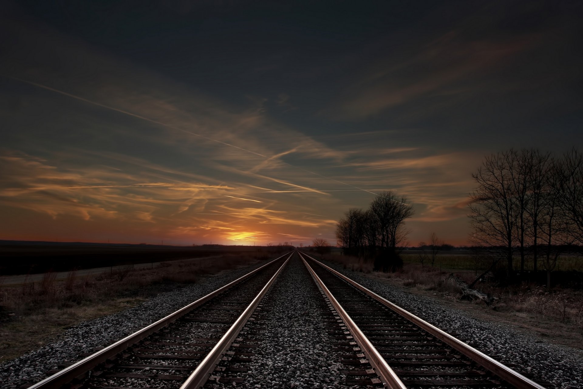 chemin de fer rails arbres champ soir coucher de soleil ciel nuages