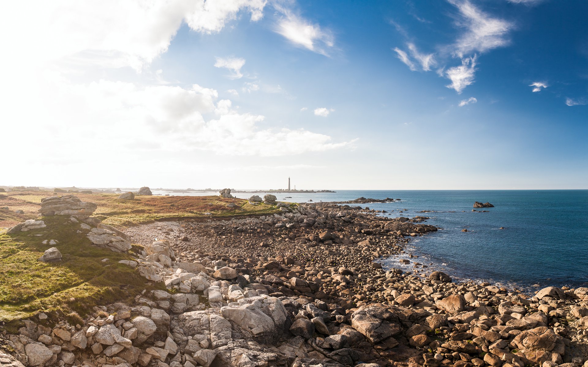 france phare matin lumière du soleil côte pierres océan ciel nuages