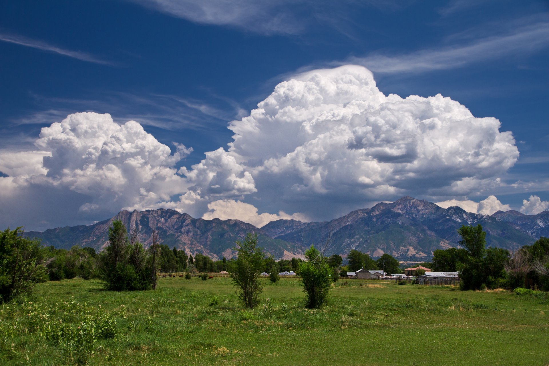 berge häuser wiesen himmel wolken