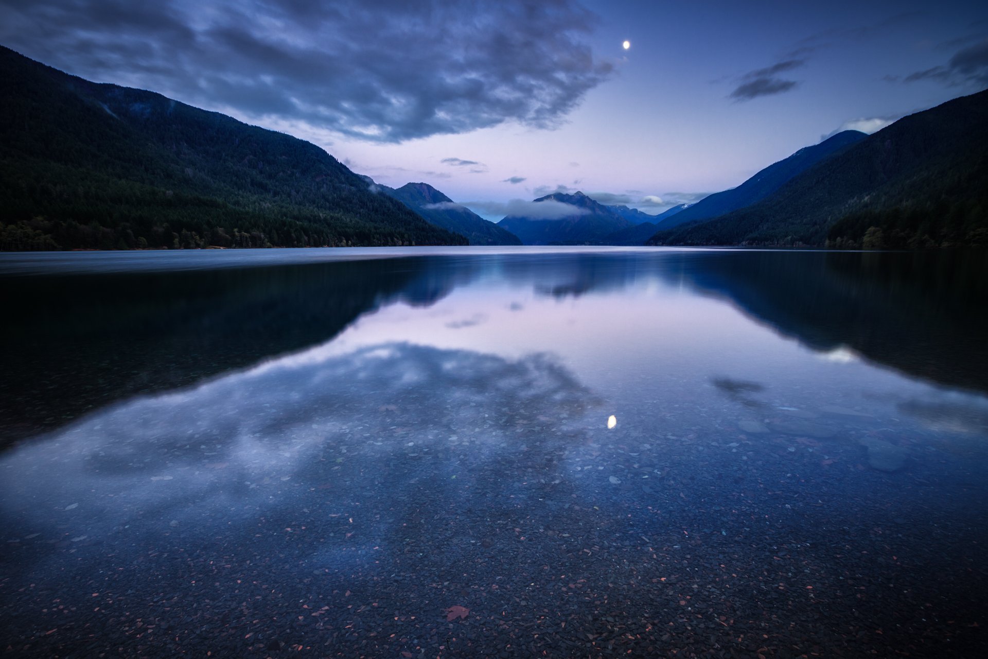 usa washington state nationalpark wald berge see wasser glatte oberfläche nacht blau flieder himmel wolken mond reflexion