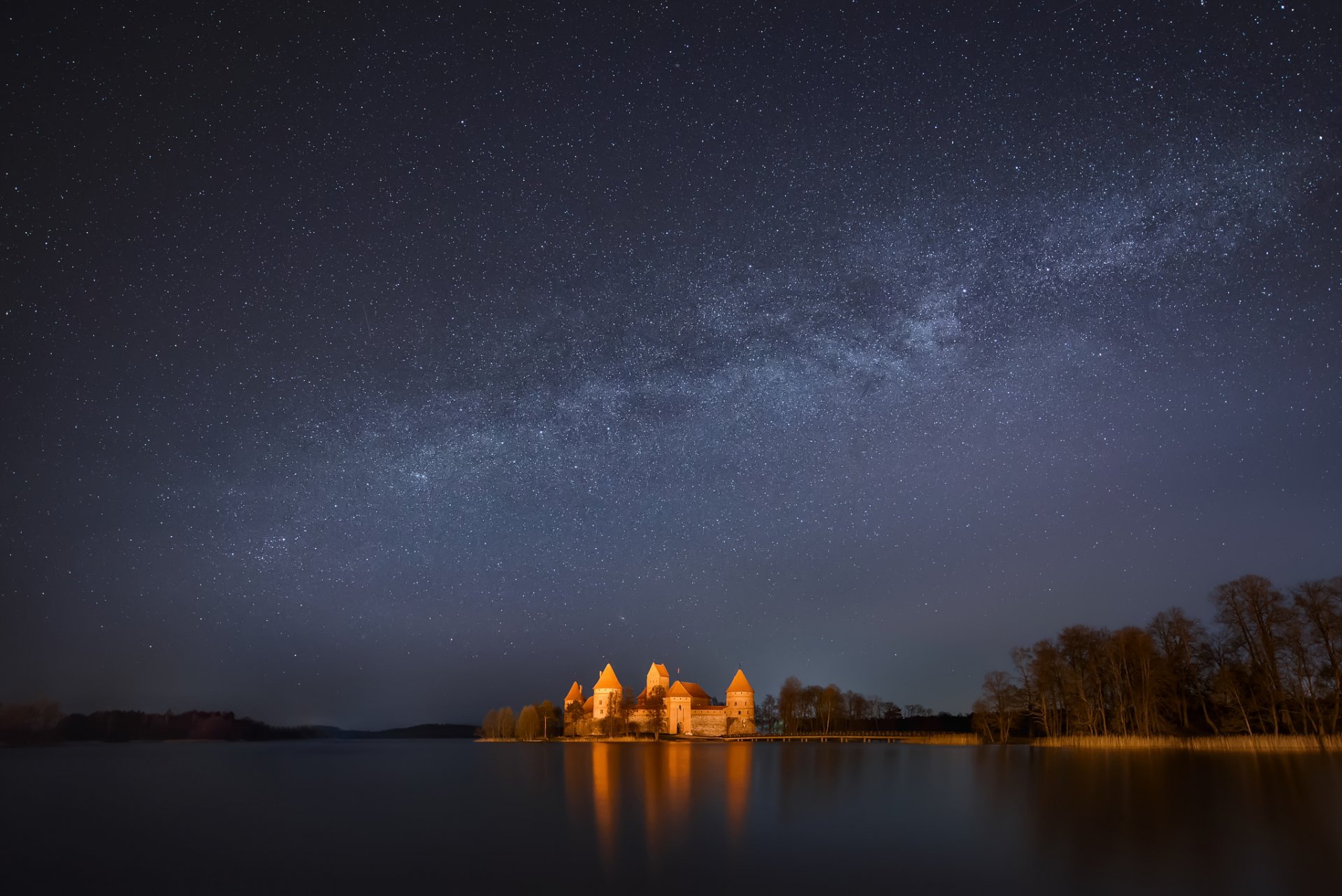 lituania castello di trakai lago alberi notte cielo stelle via lattea