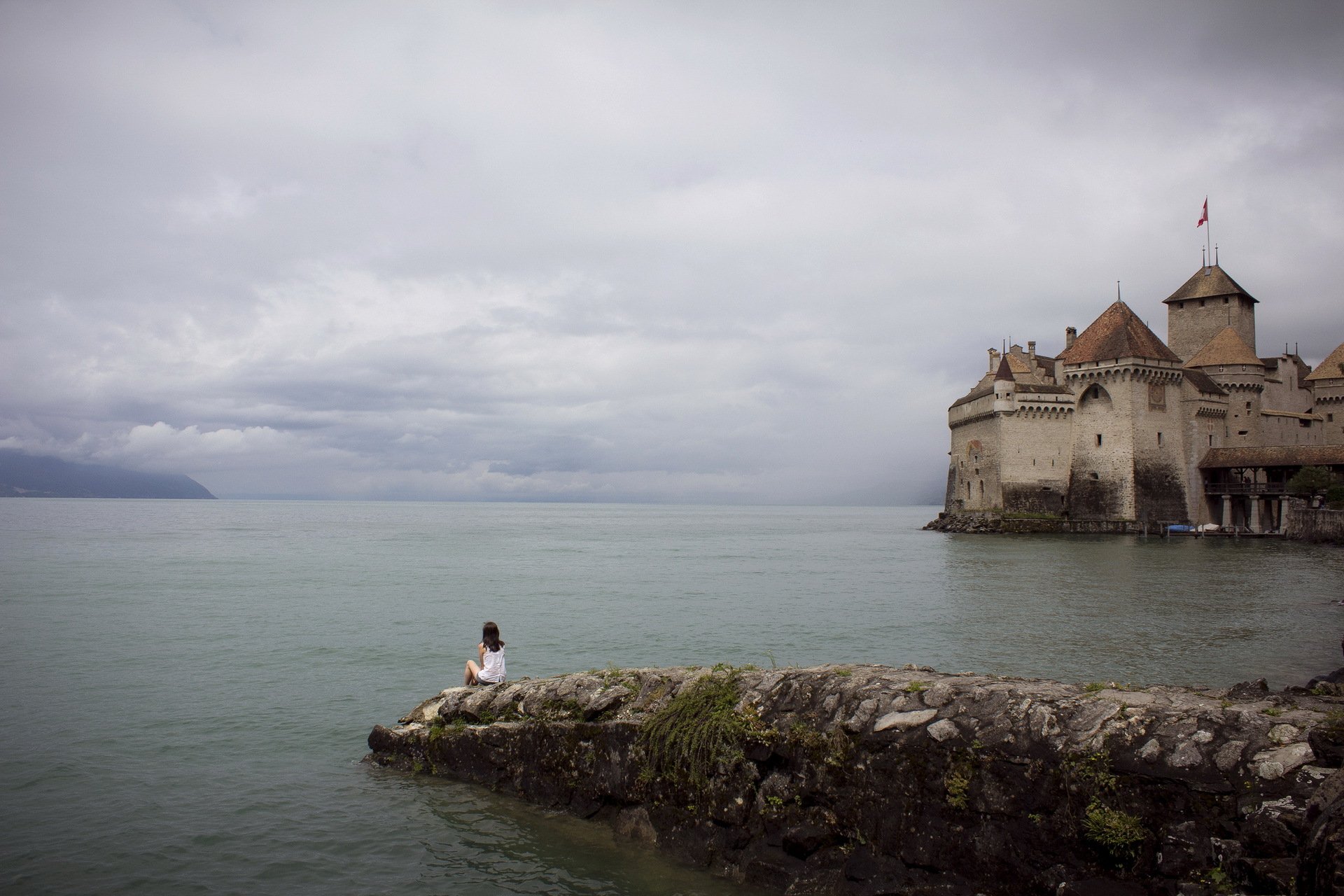 lago castello ragazza