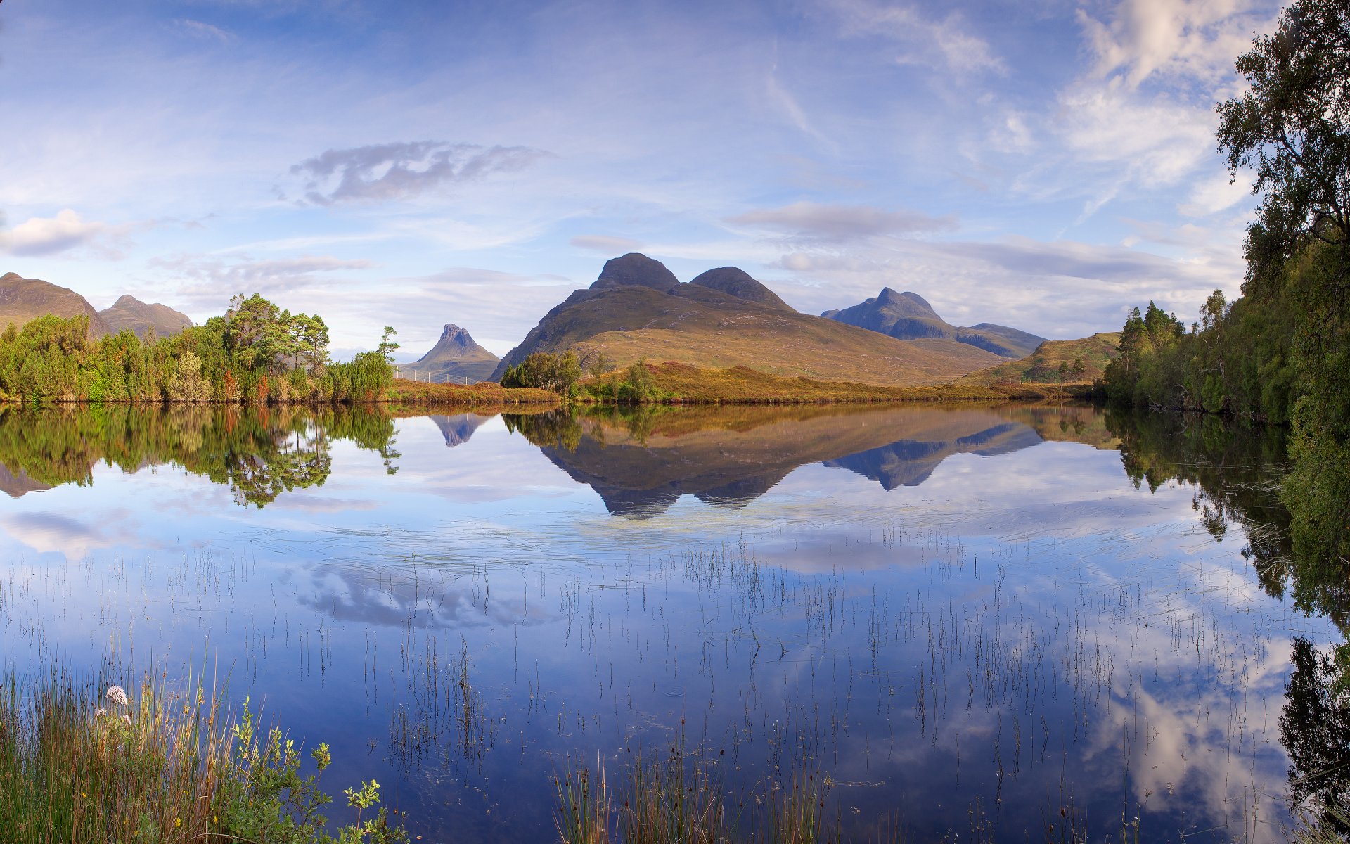 loch cal dromannan escocia naturaleza paisaje cielo nubes lago montañas hierba