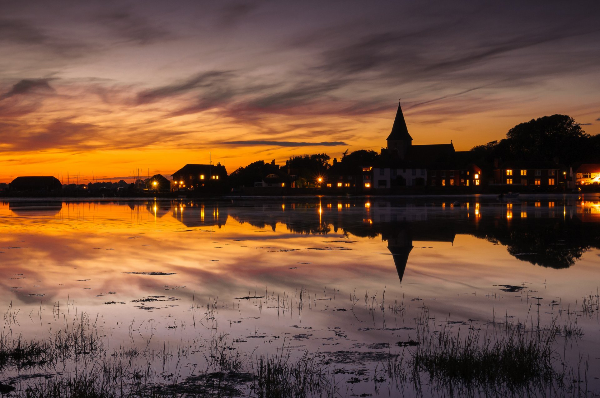 reino unido inglaterra ciudad casas iluminación luz tarde puesta de sol cielo nubes lago agua reflexión