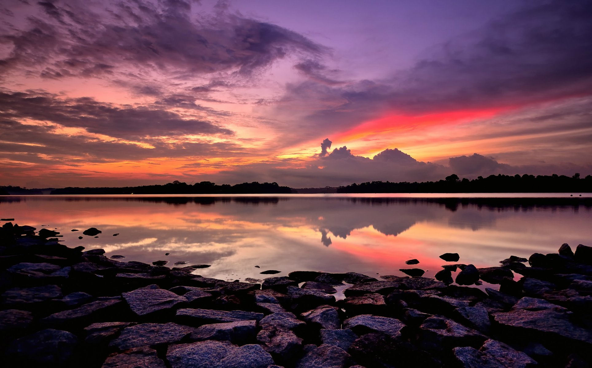 singapur bucht ufer steine abend orange hell sonnenuntergang flieder himmel wolken