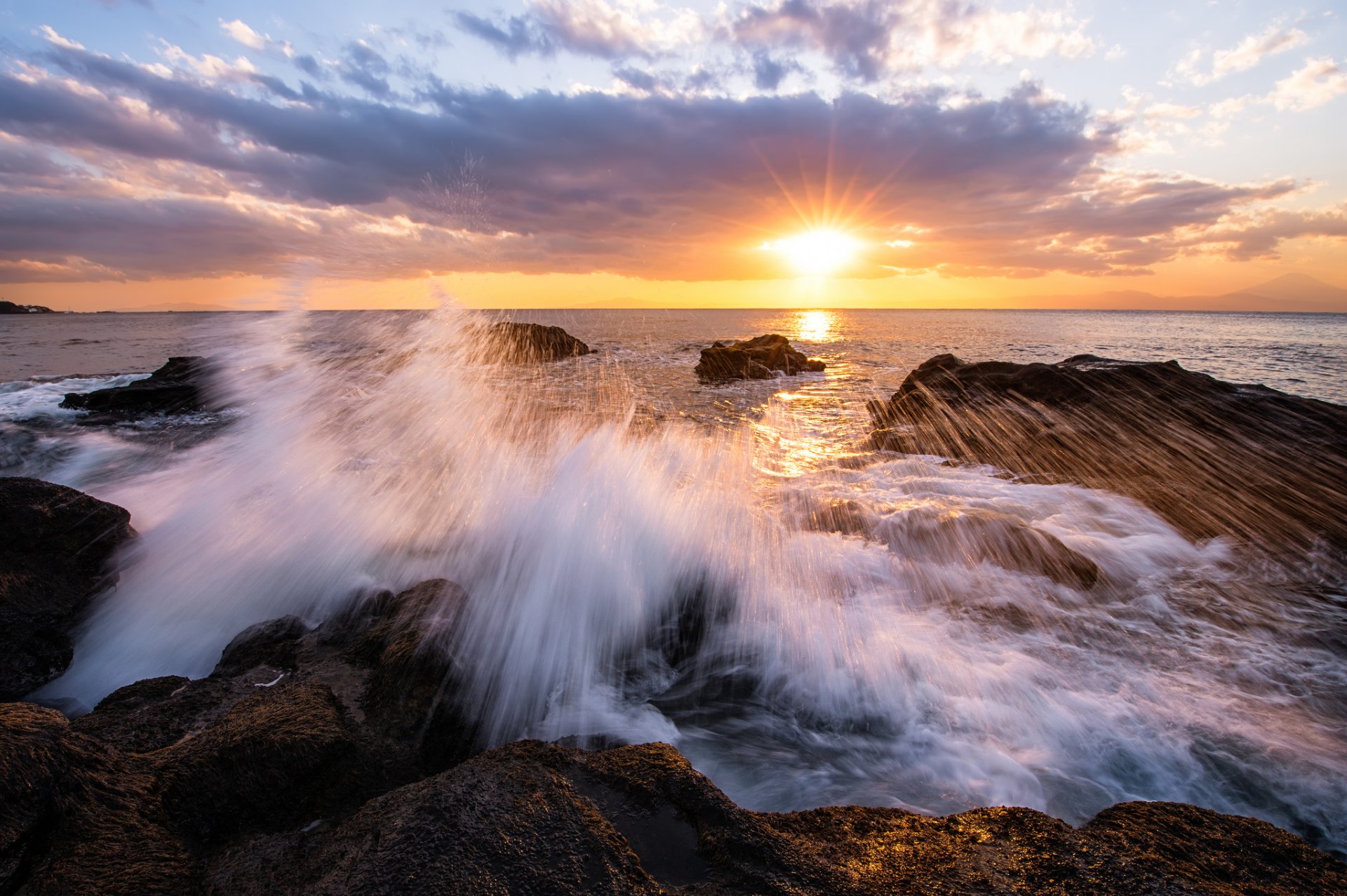 japón prefectura de kanagawa bahía costa rocas surf tarde puesta de sol sol rayos cielo nubes