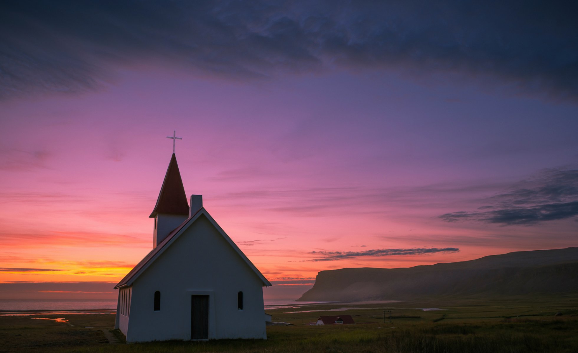 islanda chiesa collina lontano mare sera tramonto cielo nuvole