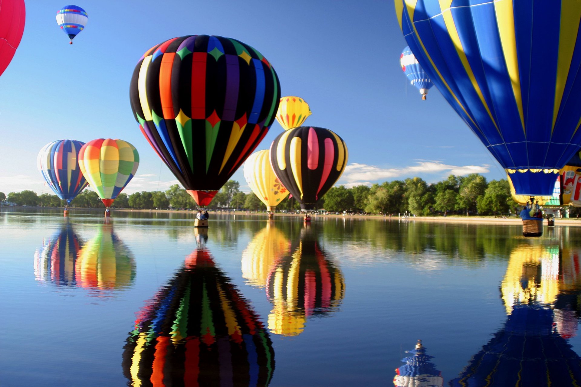 paesaggio palloncini colorato acqua mare fiume riflessione alberi albero foglie volantini cielo nuvole sfondo widescreen schermo intero widescreen carta da parati