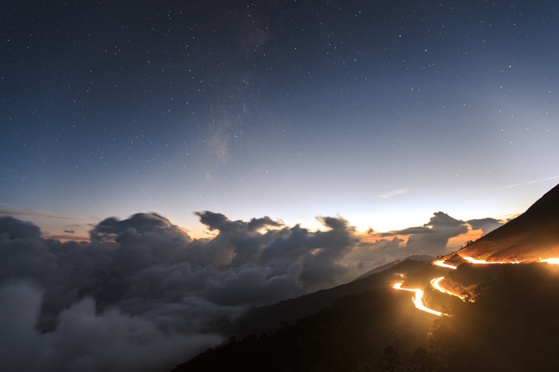 soir vue collines nuages lumières route étoiles