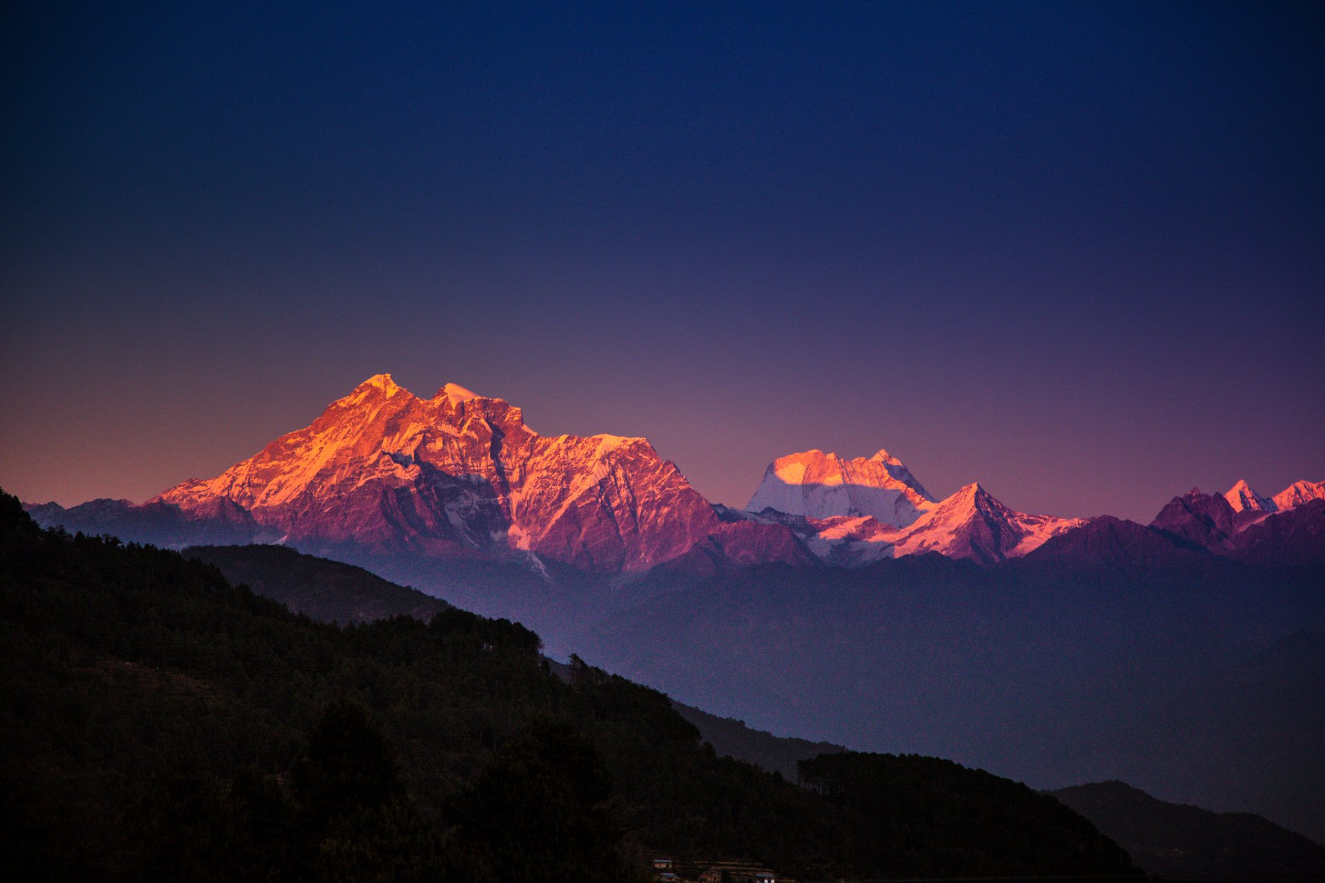 népal himalaya montagnes arbres soirée bleu ciel