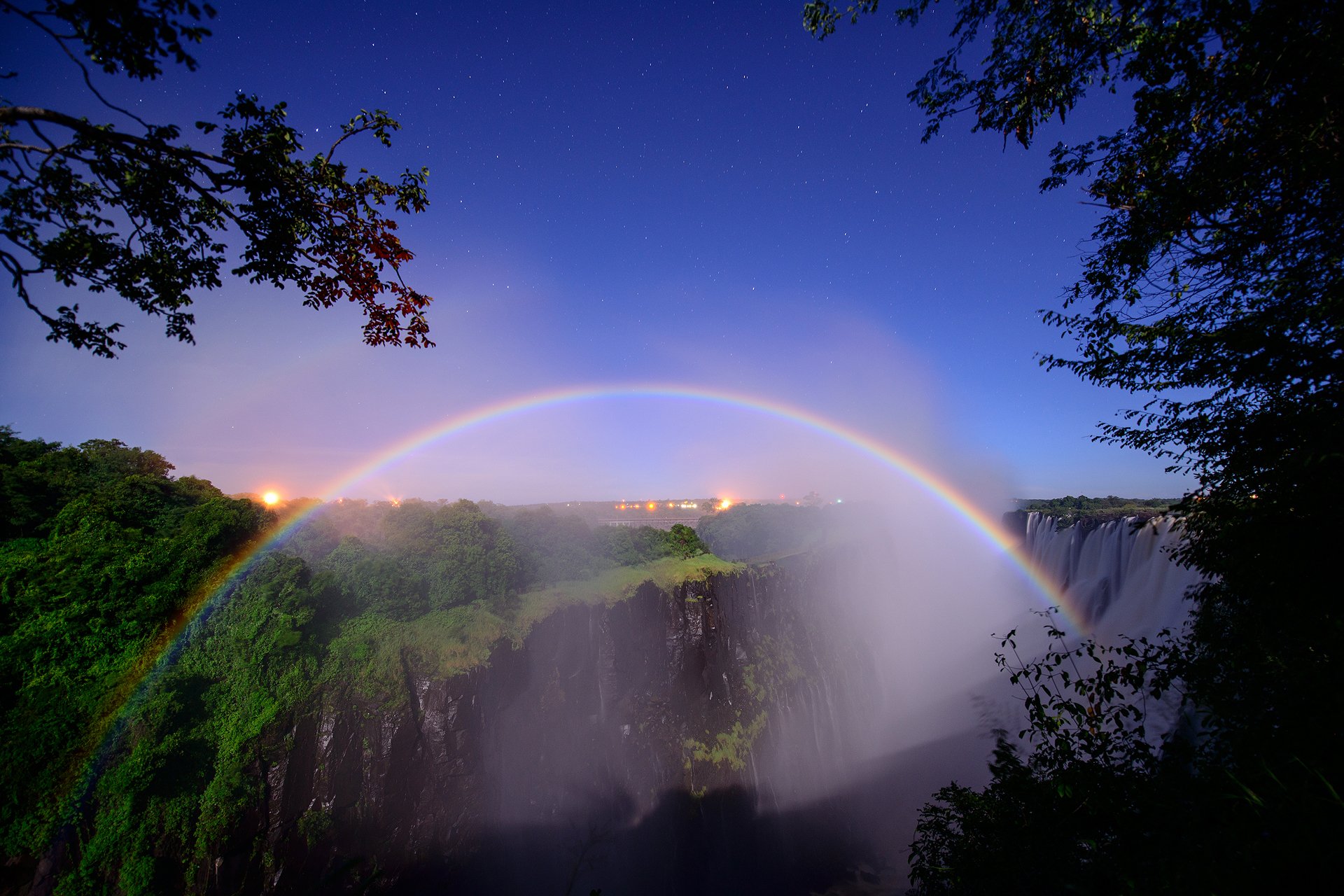 sud africa confine di zambia e zimbabwe fiume zambesi cascata victoria arcobaleno lunare notte stelle alberi peter dolkens fotografia