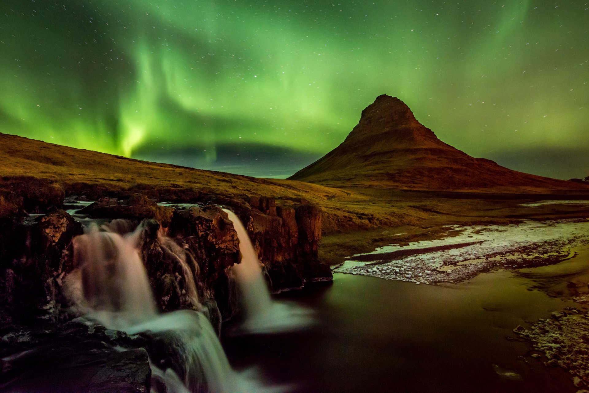 islanda nord notte aurora boreale montagna vulcano kirkjufell fotografia di dan ballard