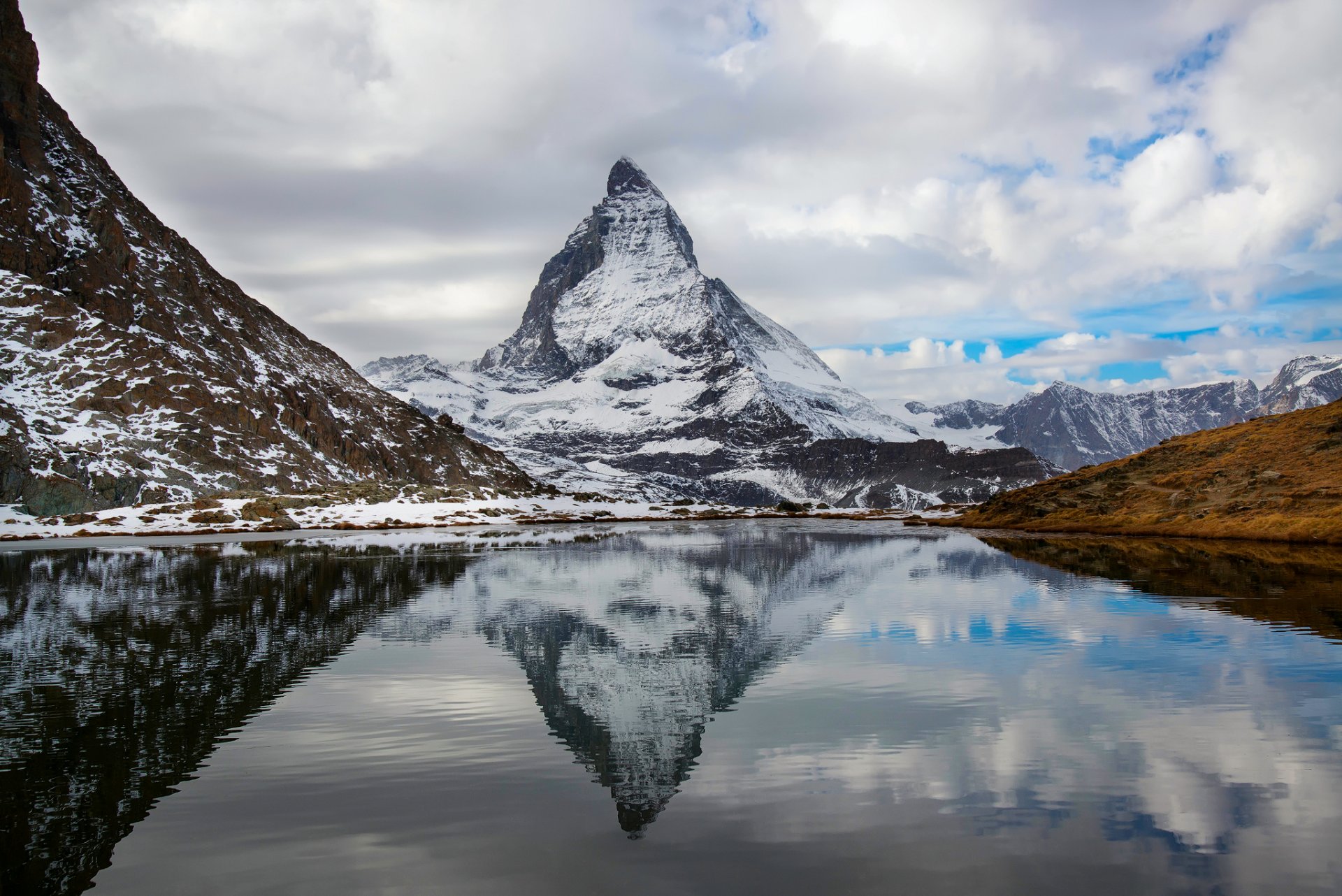 alpy szwajcaria włochy góra matterhorn górskie jezioro odbicie niebo chmury jesień październik