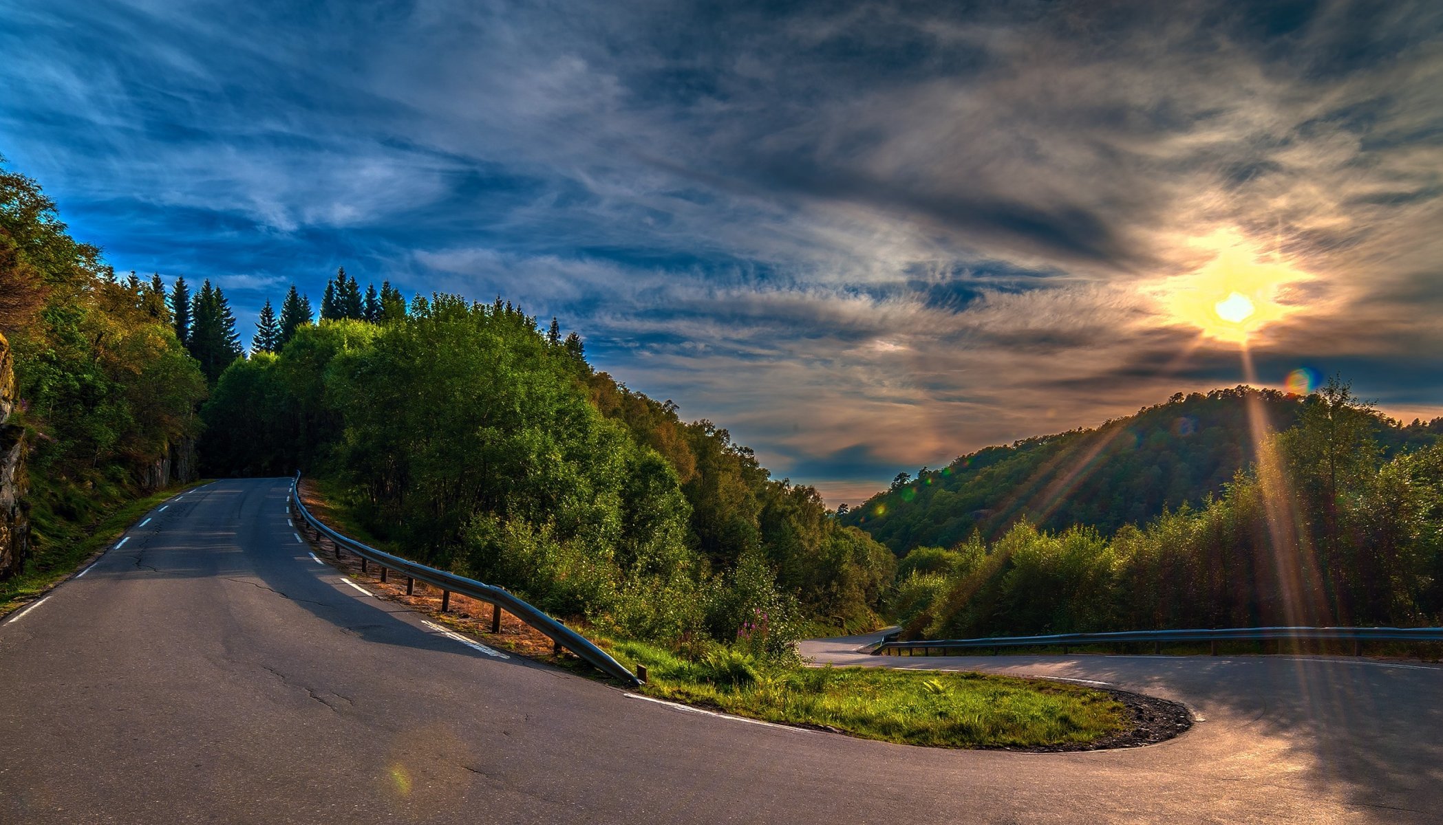 route tour asphalte collines forêt arbres coucher de soleil nuages