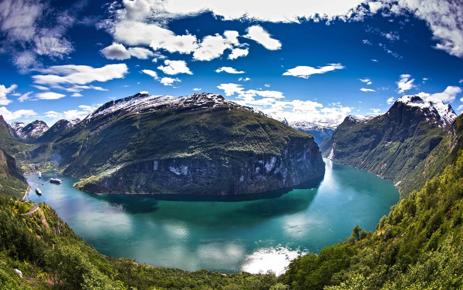 norwegia fülke mere og romsdal sunnmere geiranger fiord geiranger fiord fiord woda góry statki niebo chmury