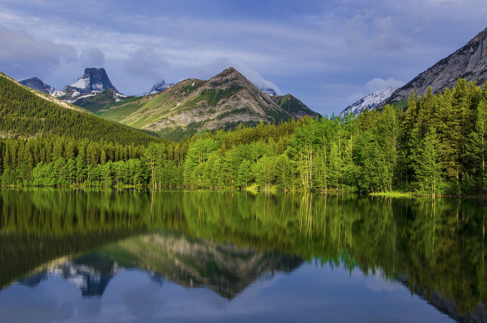 canadá alberta calgary parque nacional montañas árboles cielo nubes lago reflexión