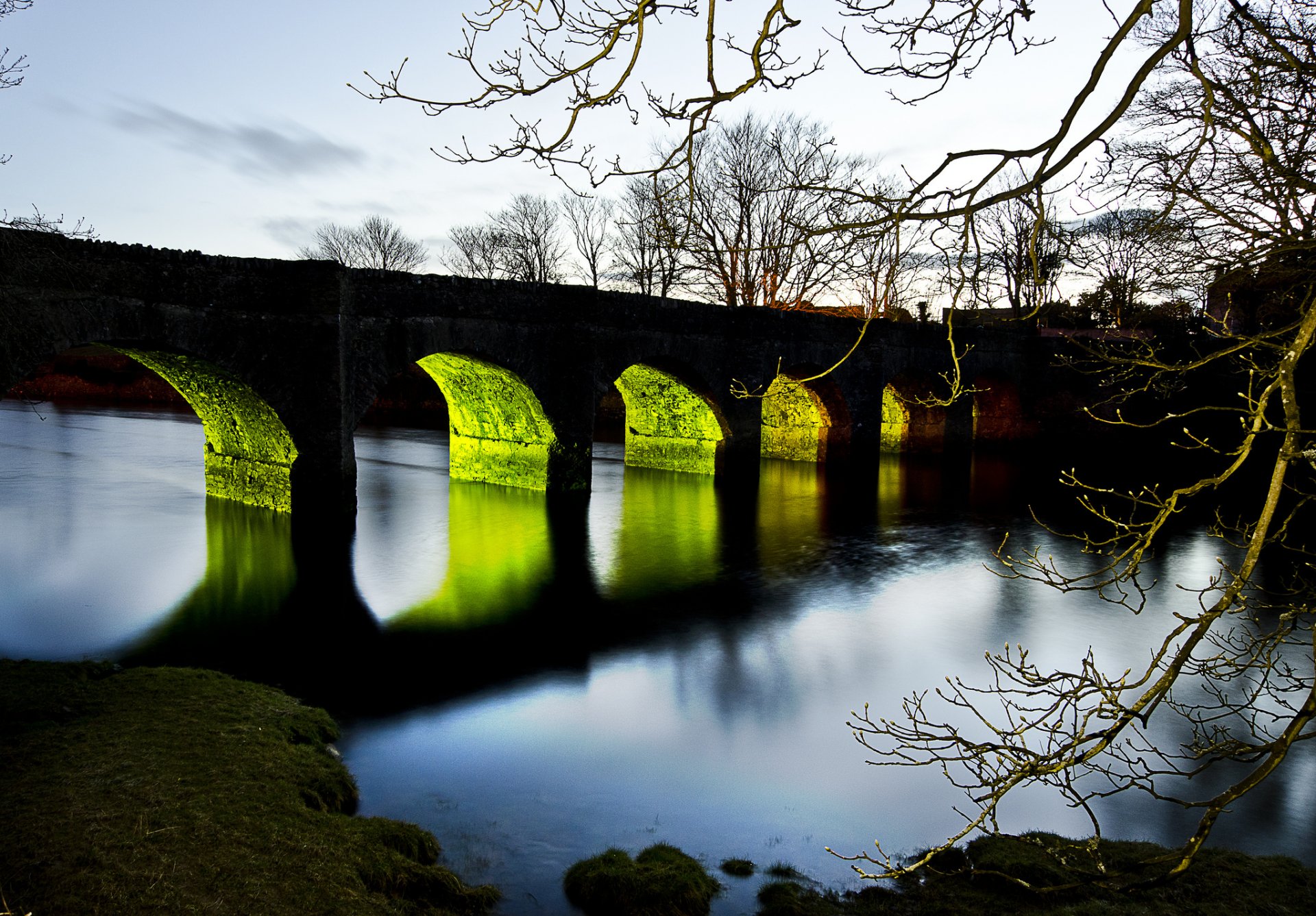 puente arcos río iluminación rama árbol puesta de sol noche