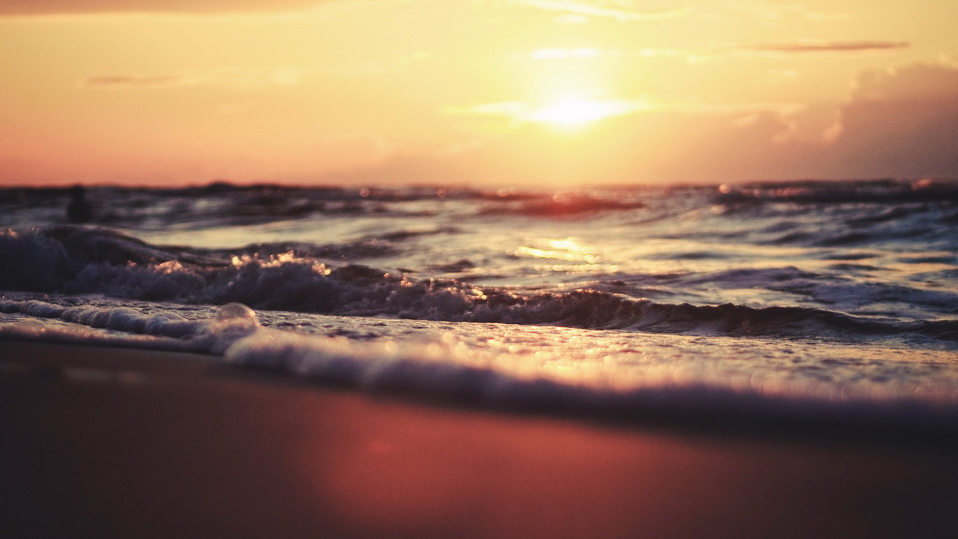 mare spiaggia sole tramonto onde bokeh