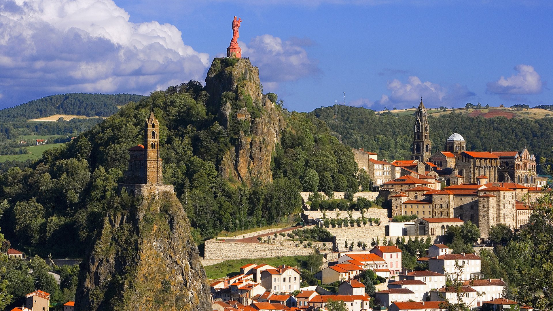 le puy-en-velay francia montañas estatua edificios ciudad