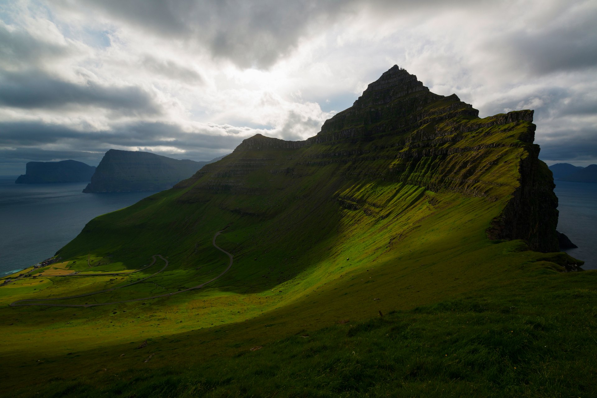 regno di danimarca isole faroe oceano atlantico trollanes montagne pendio verde cielo nuvole nuvole