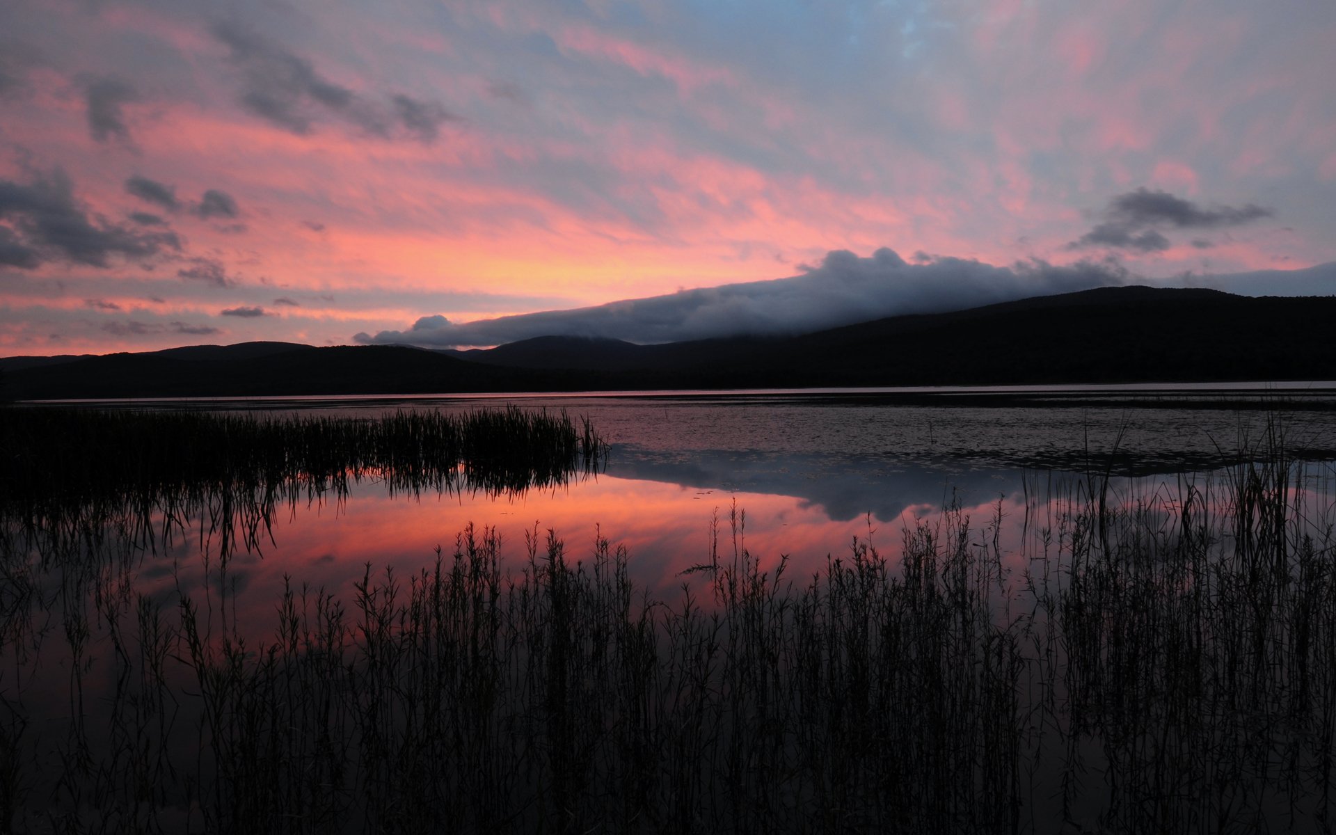 montañas lago tarde puesta de sol