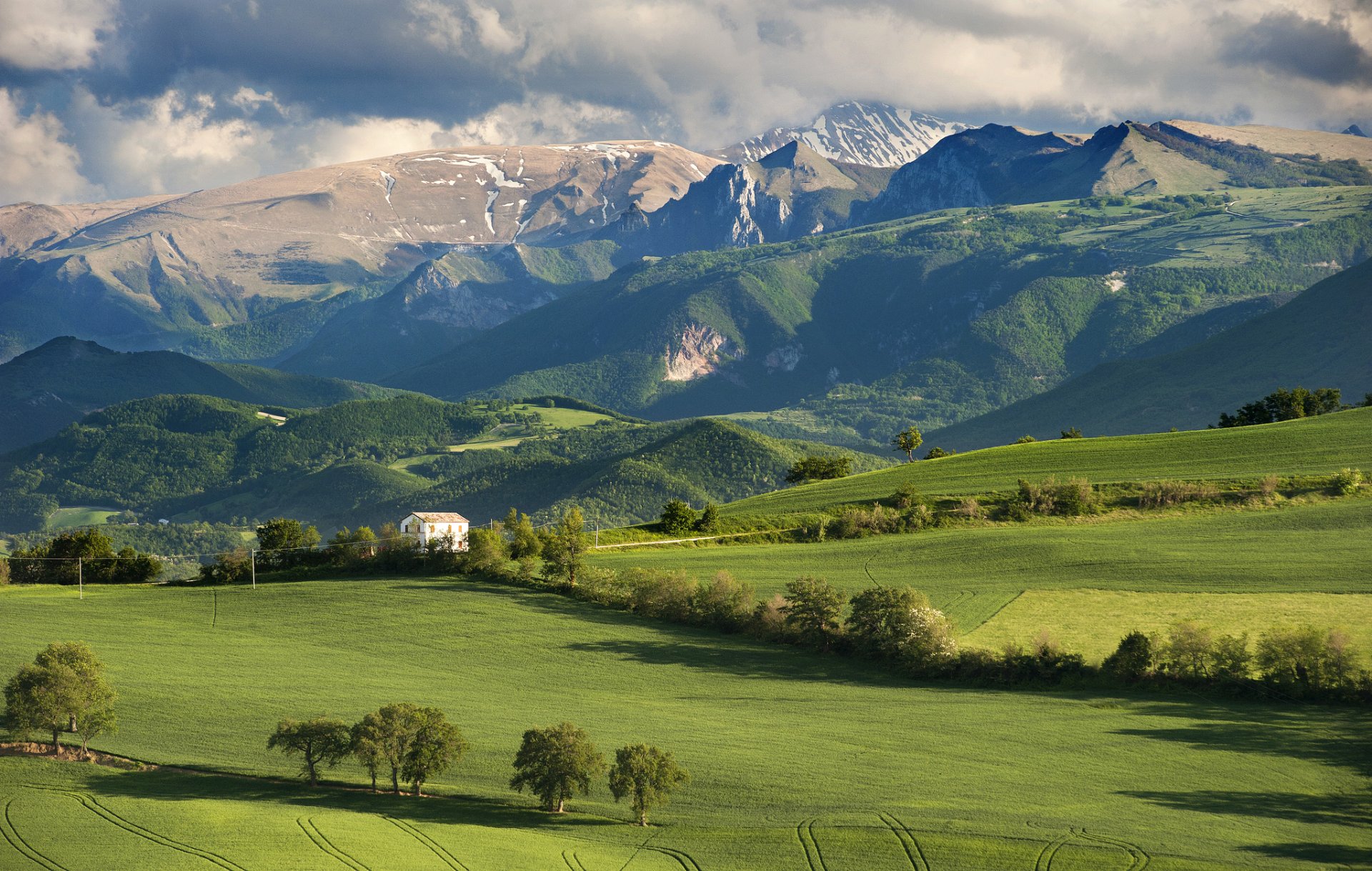 italia campo alberi casa montagne cielo nuvole