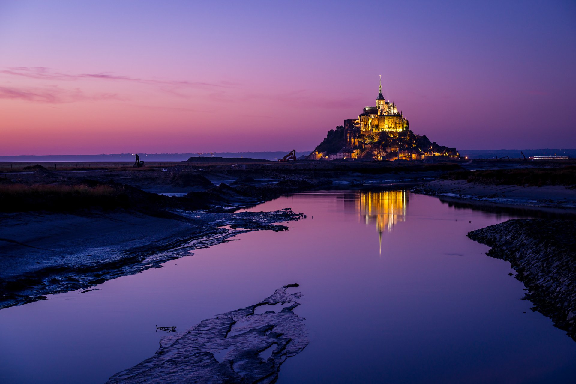 francia isla fortaleza mont saint-michel mont saint-michel monte del arcángel miguel puesta de sol púrpura iluminación reflexión agua tarde crepúsculo