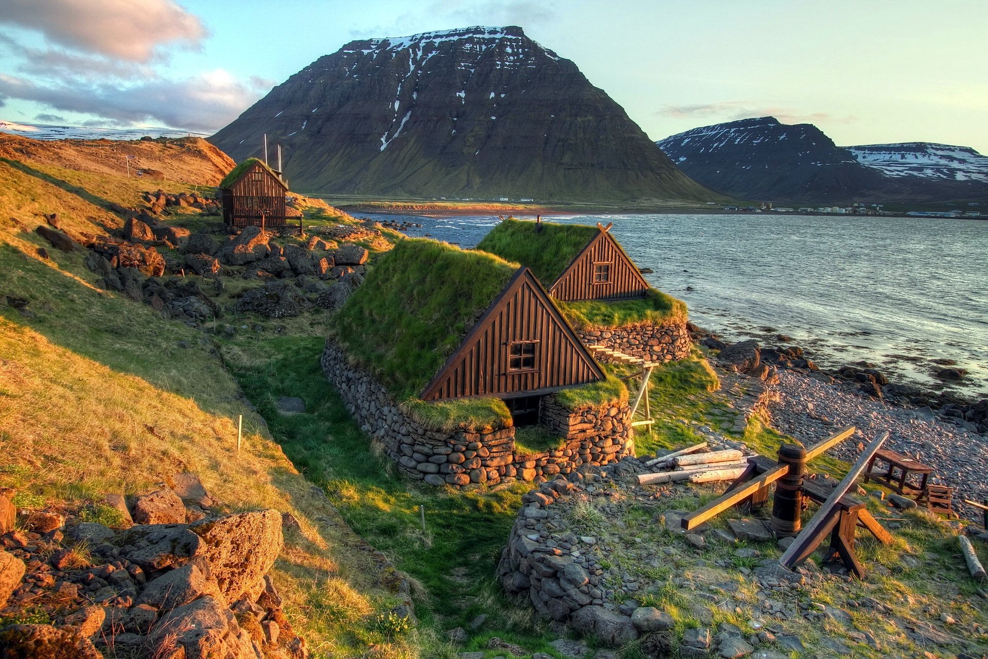 mar montañas casas islandia