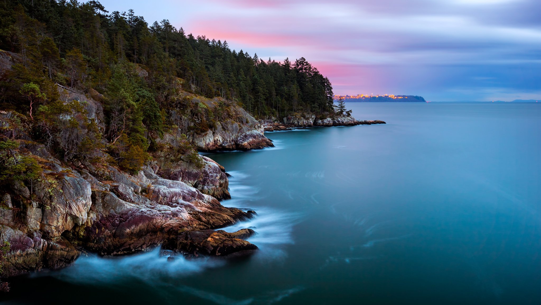 canadá columbia británica provincia estrecho océano costa isla rocas árboles bosque ciudad lejos luces noche cielo nubes