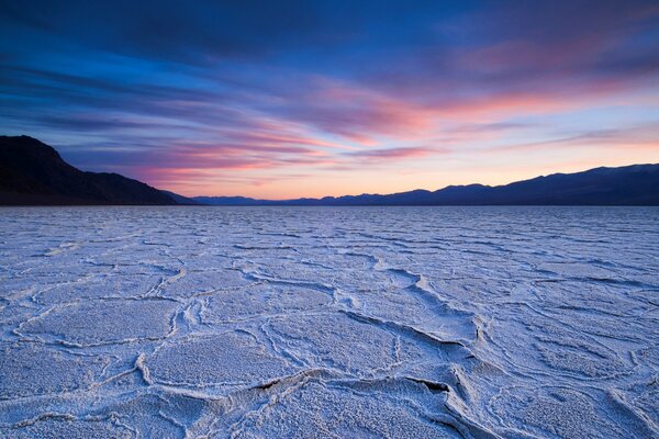 Tramonto su un lago asciutto