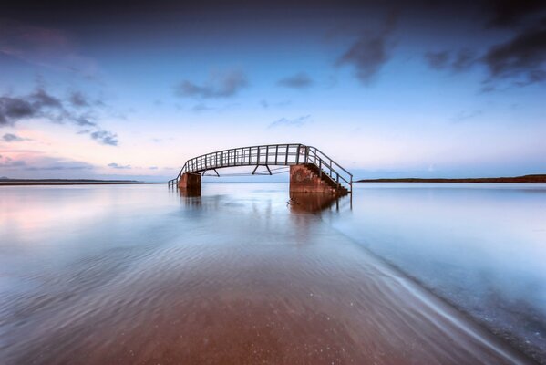 Bella spiaggia con ponte