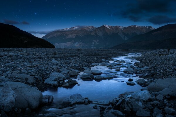 Alpes del sur, río de montaña