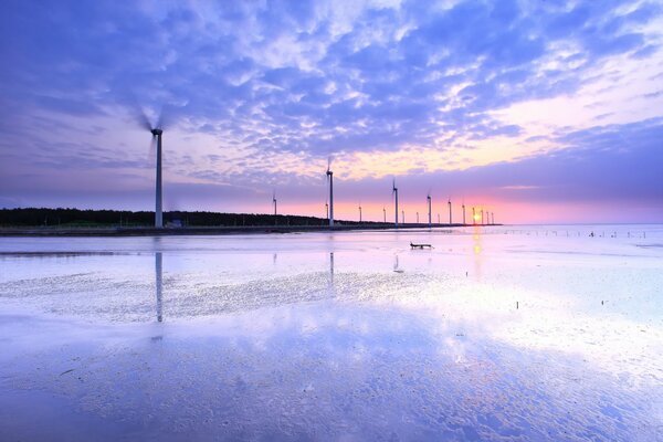 Foto von Windmühlen auf dem Hintergrund des abendlichen lila Himmels