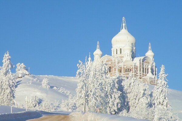 Brina sugli alberi vicino al tempio di Belogorsk in inverno