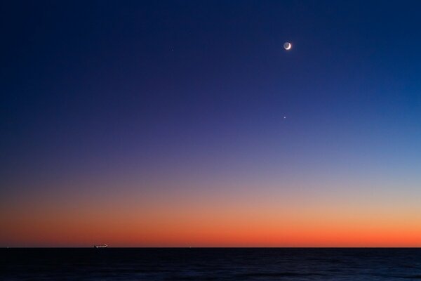 Horizon sur fond de crépuscule et avec la lune