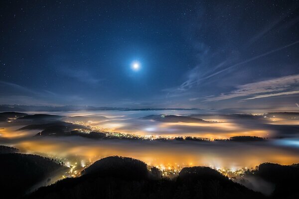 Étoiles sur les collines de la ville brumeuse