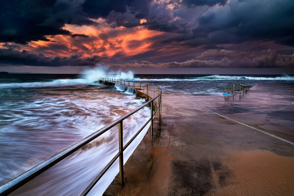 Arte di un bel tramonto con nuvole scure