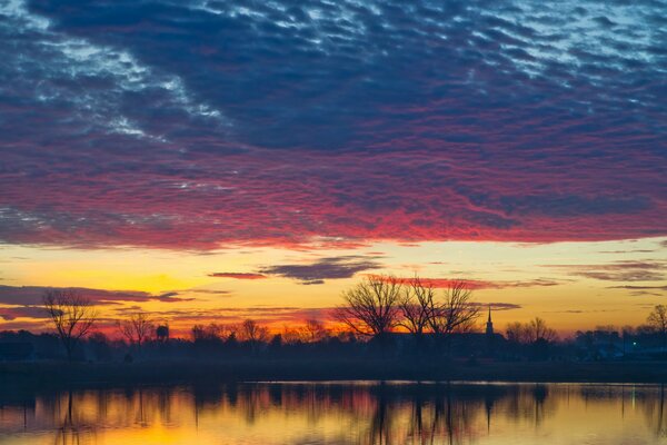 Landschaft mit einem See unter einem purpurroten Himmel