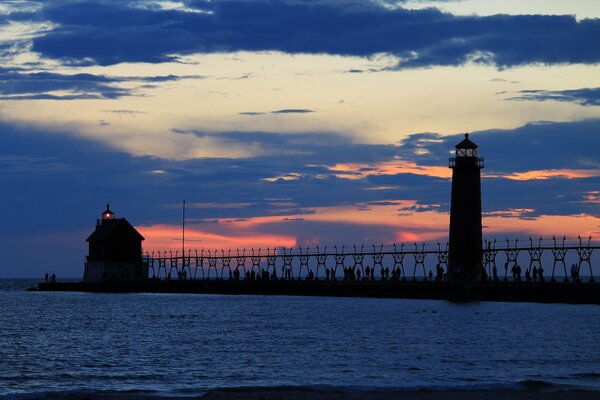 Coucher de soleil orange sur fond de phare