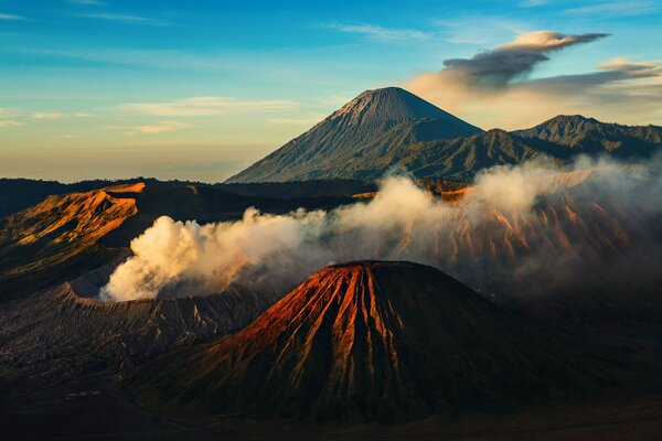 Chapeau de nuages sur le volcan Bromo