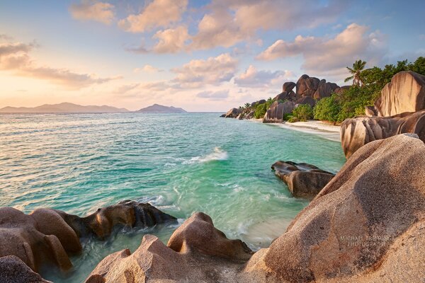 Côte de la mer aux Seychelles