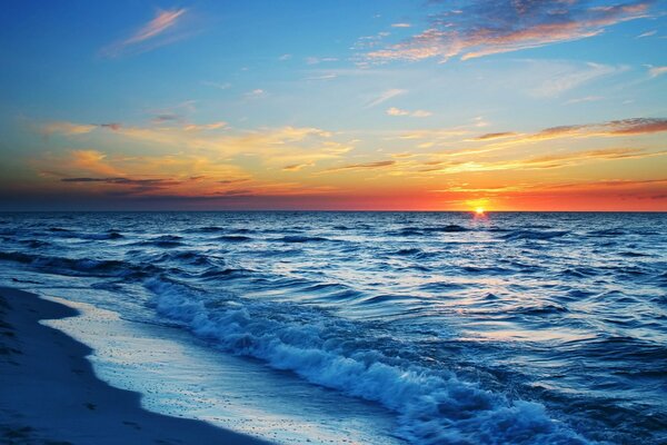 Paysage de coucher de soleil et de surf