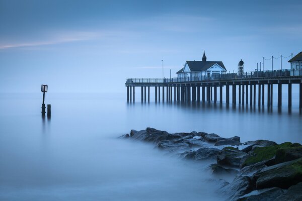 Un muelle en Inglaterra con un mar tranquilo