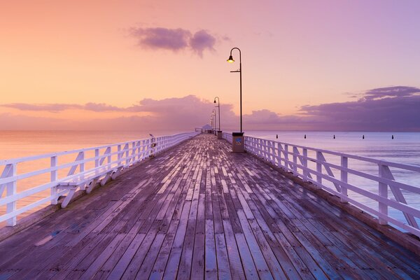 Australien, Queensland. Die Brücke, die in den Sonnenuntergang führt