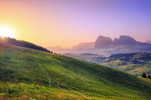 Paesaggio dalla finestra sul campo e tramonto