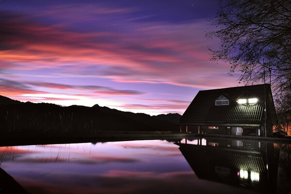 Maison sur le lac. Ciel nocturne