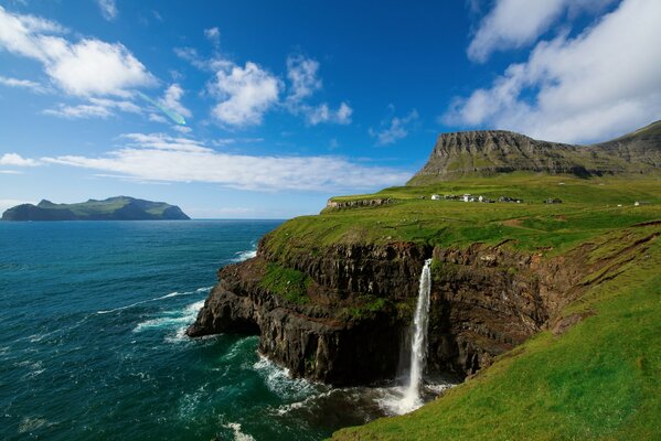 Isole Faroe, una cascata che cade da una scogliera