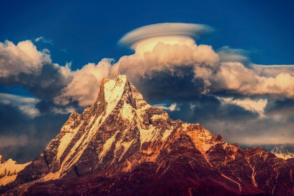 Montaña iluminada por el sol bajo las nubes