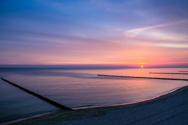 Schöner Sonnenaufgang am Ufer des Sees