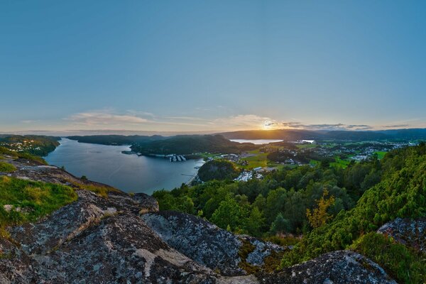 Panoramablick auf die Bucht. Sonnenuntergang am Meer